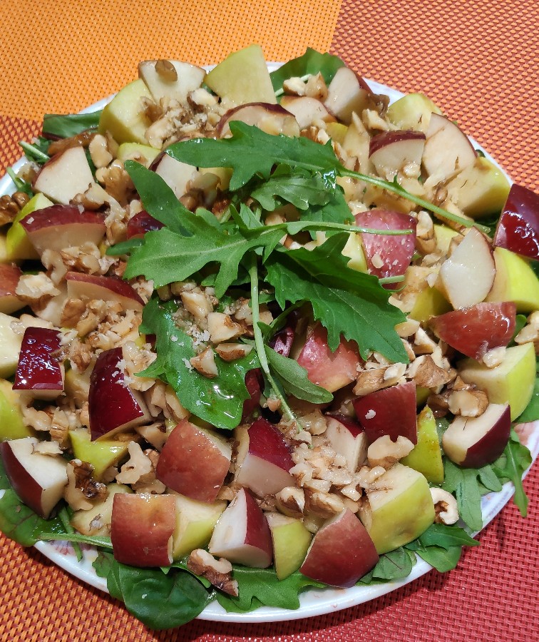 Салат из рукколы с яблоком и грецким орехом