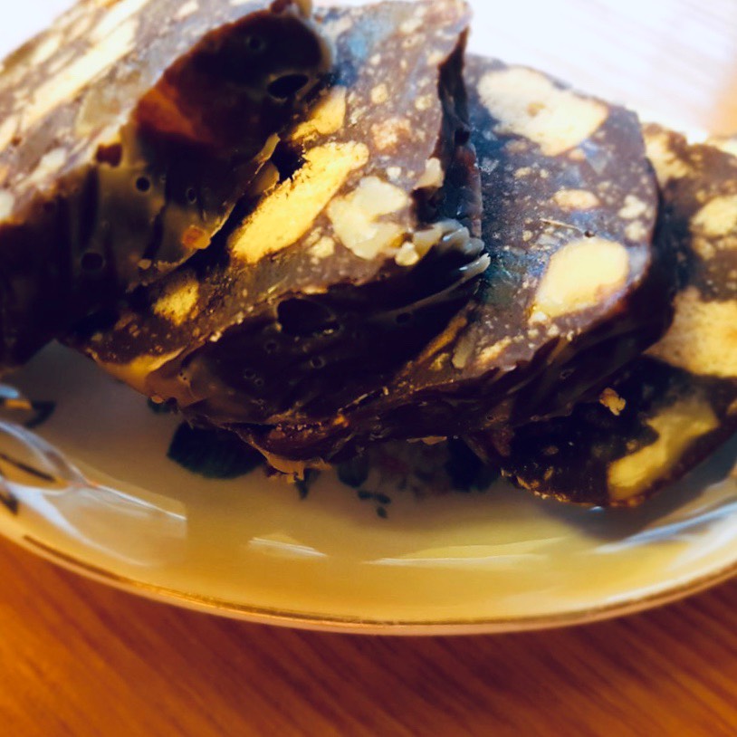 Шоколадная "колбаска" с сухофруктами