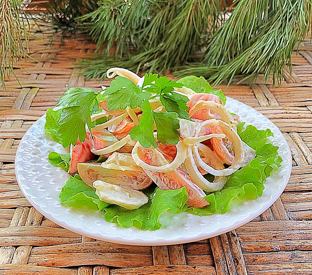 Салат из помидоров🍅, красного лука и сметаны