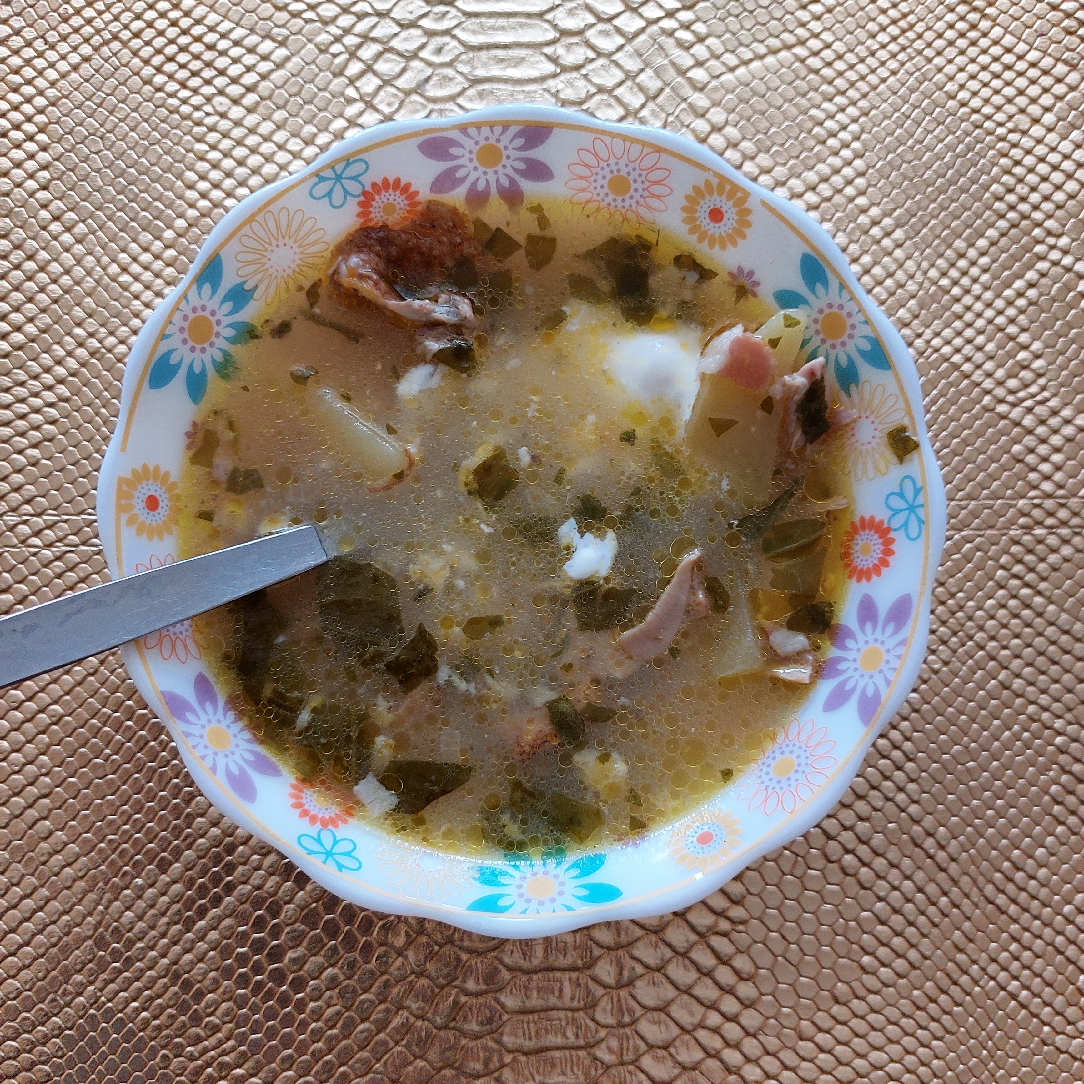 Суп из сушеных белых грибов, с фасолью, беконом и шпинатом
