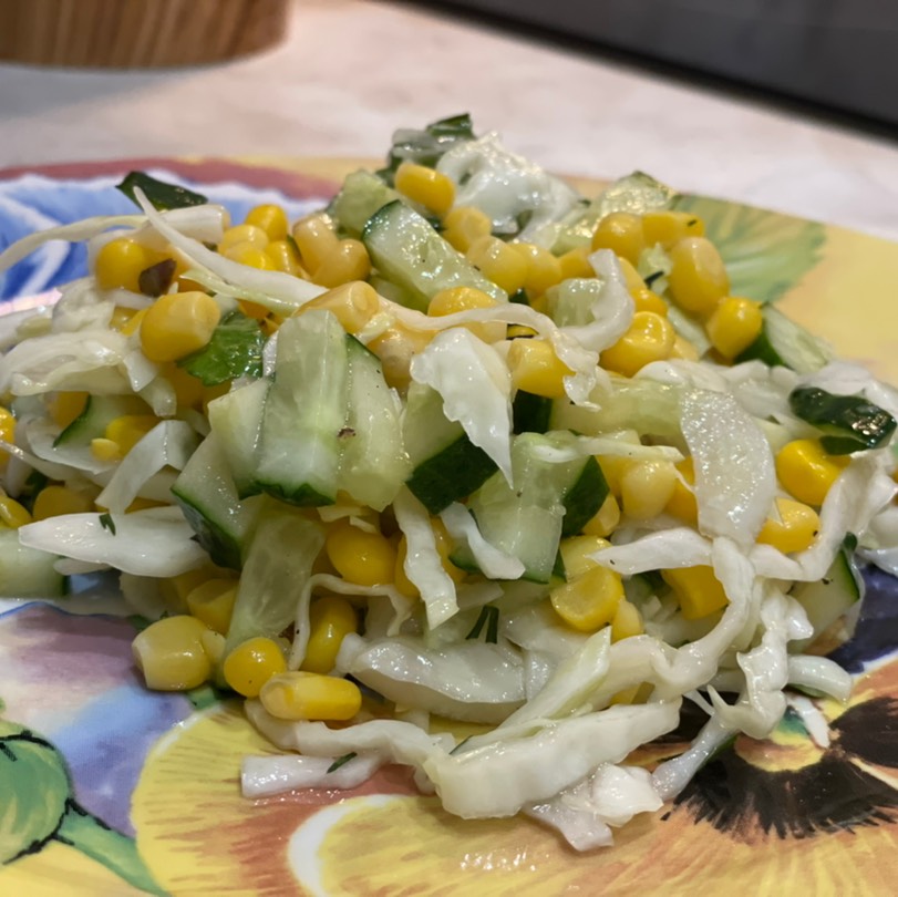Салат из капусты, огурцов и кукурузы