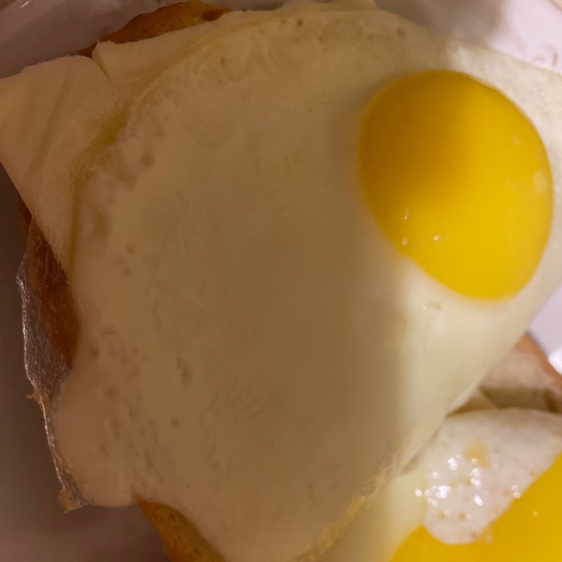 Бутерброды с яичницей глазунья