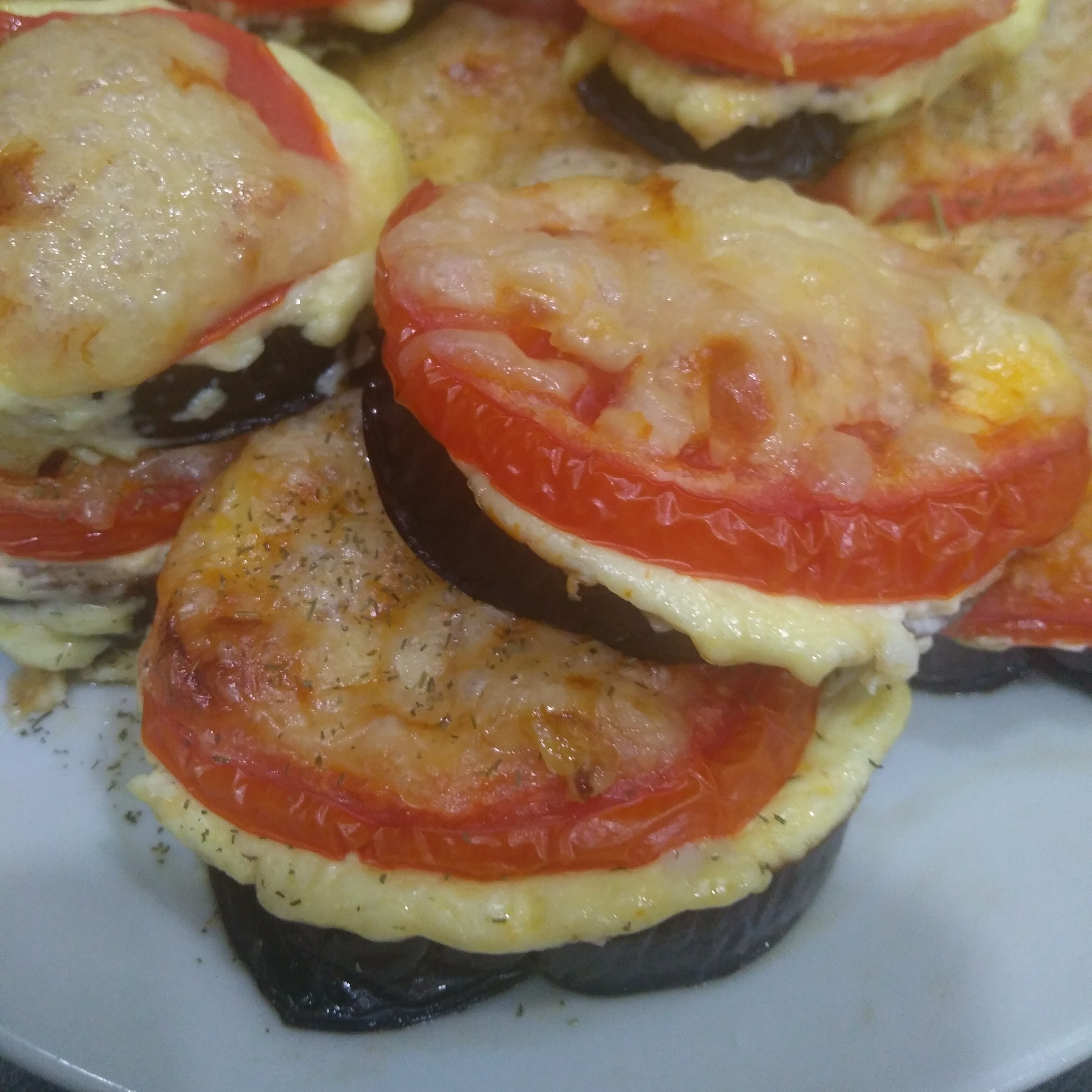 Баклажаны, запечённые с помидорами и сыром