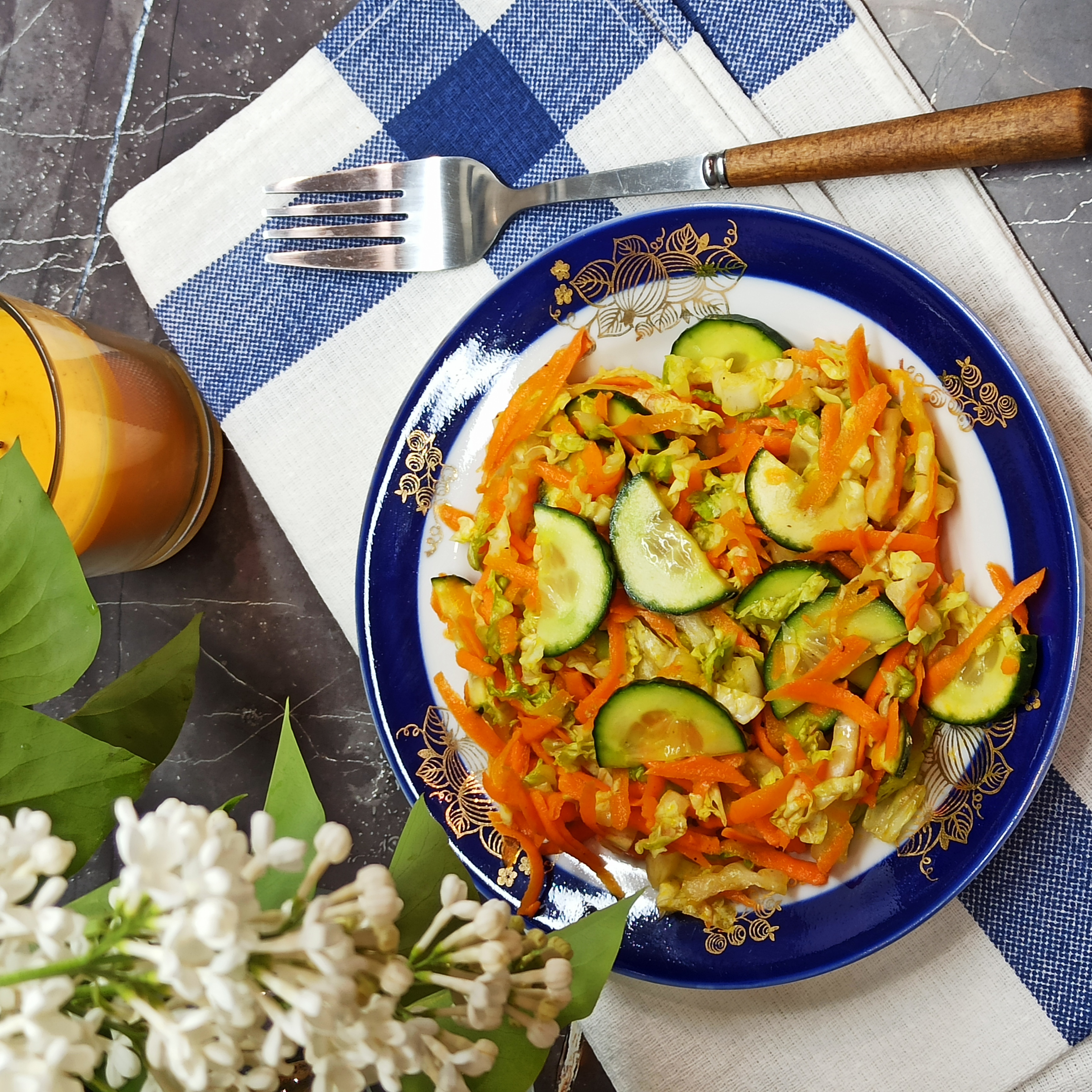  Салат из пекинской капусты, моркови и огурца