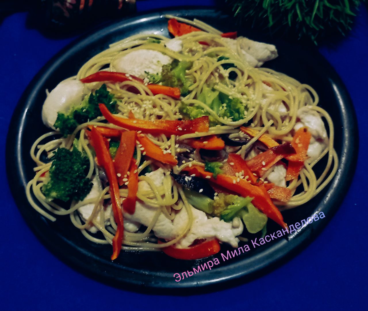 Лапша с курицей и овощами