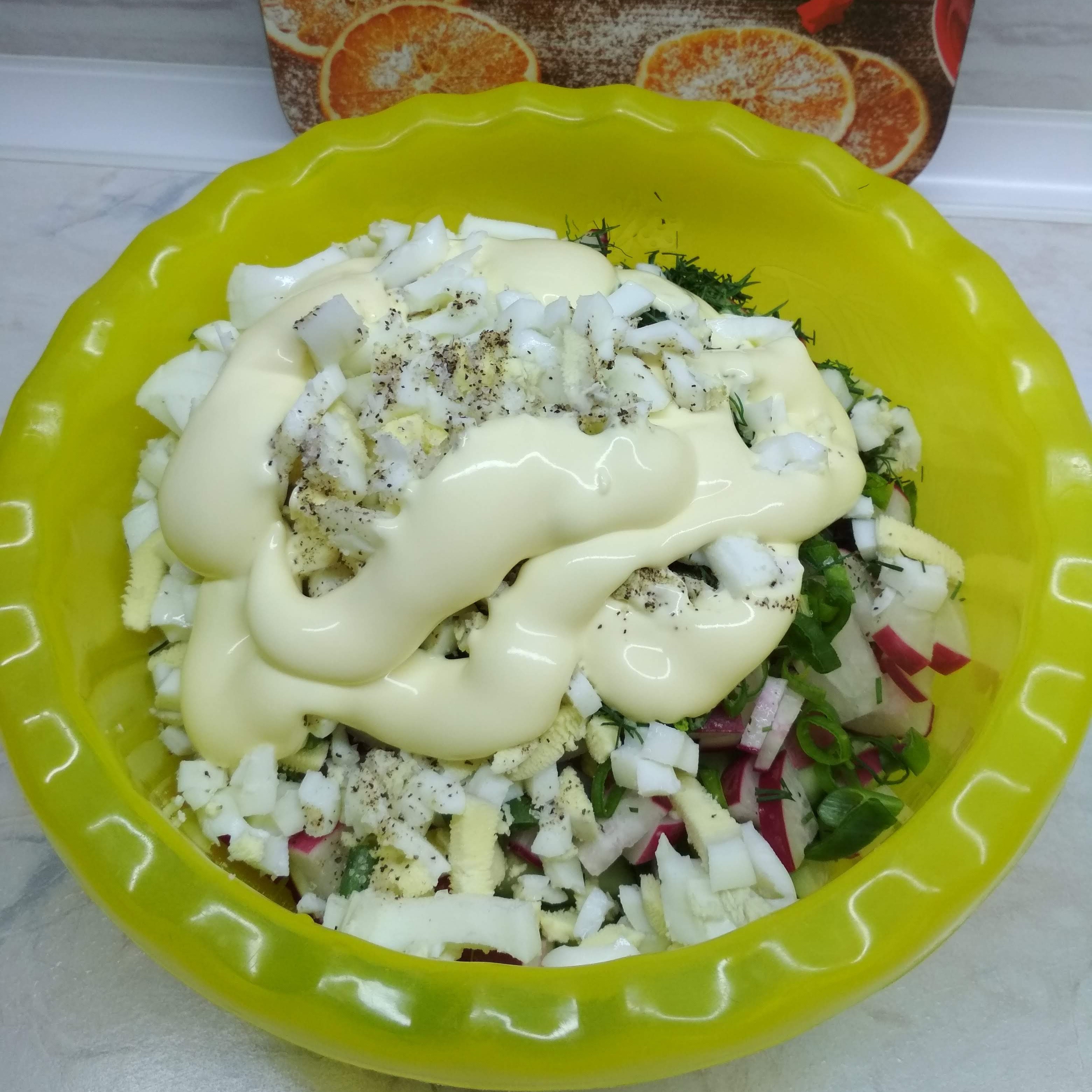 Салат весенний с редисом и яйцом
