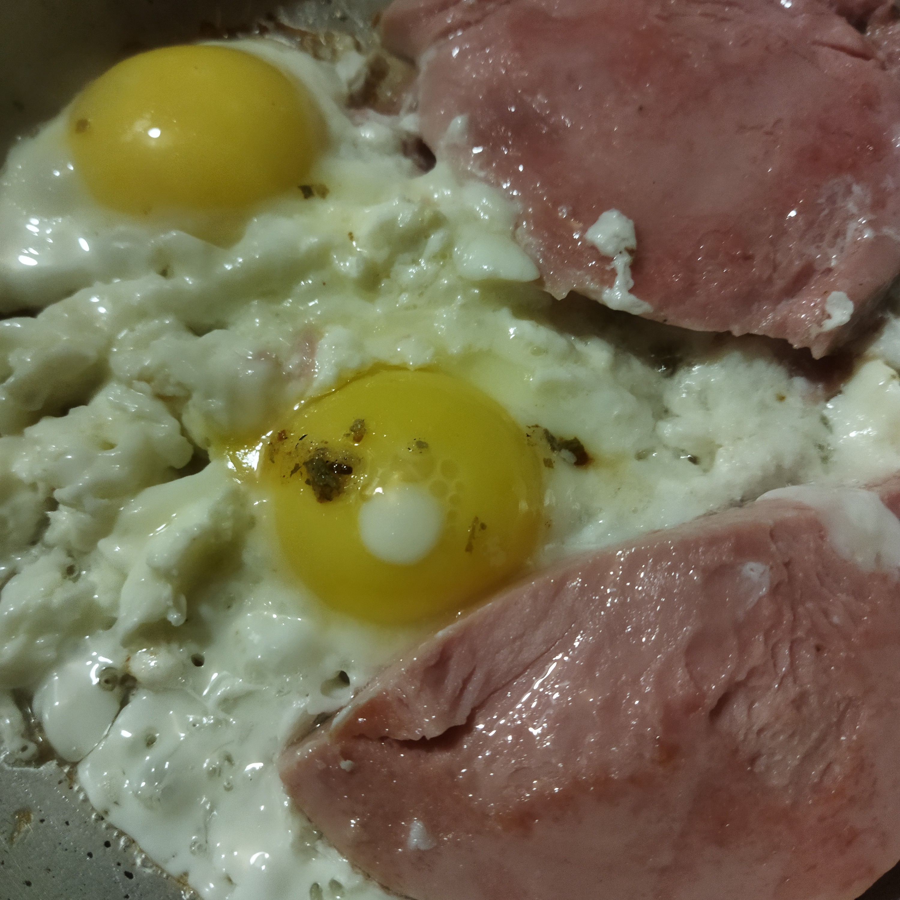 Быстрый завтрак, яичница с колбасой