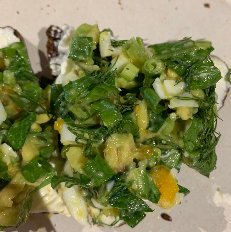 Тост с салатом из авокадо и яйца