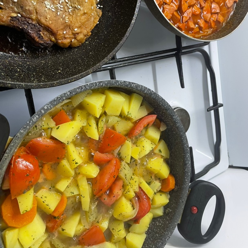 Картофель тушеный с мясом и овощами