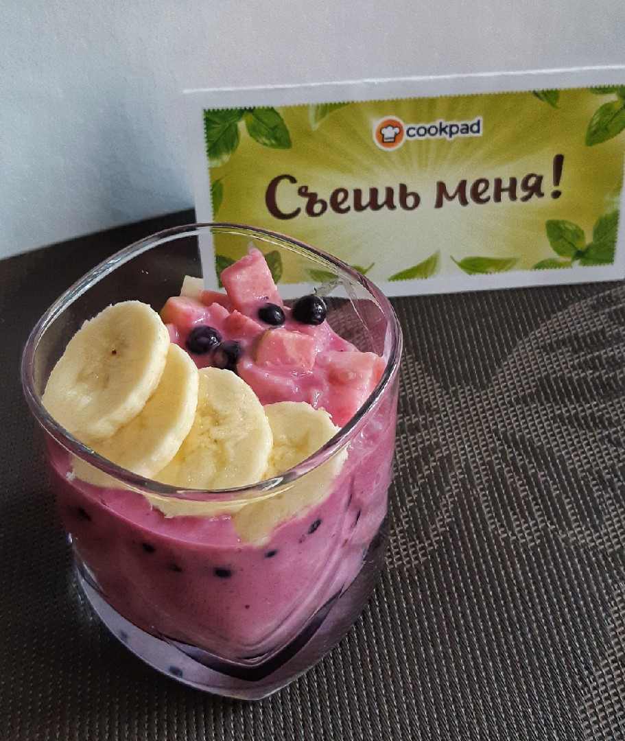 Фруктовый салат с бананом, яблоком и голубикой