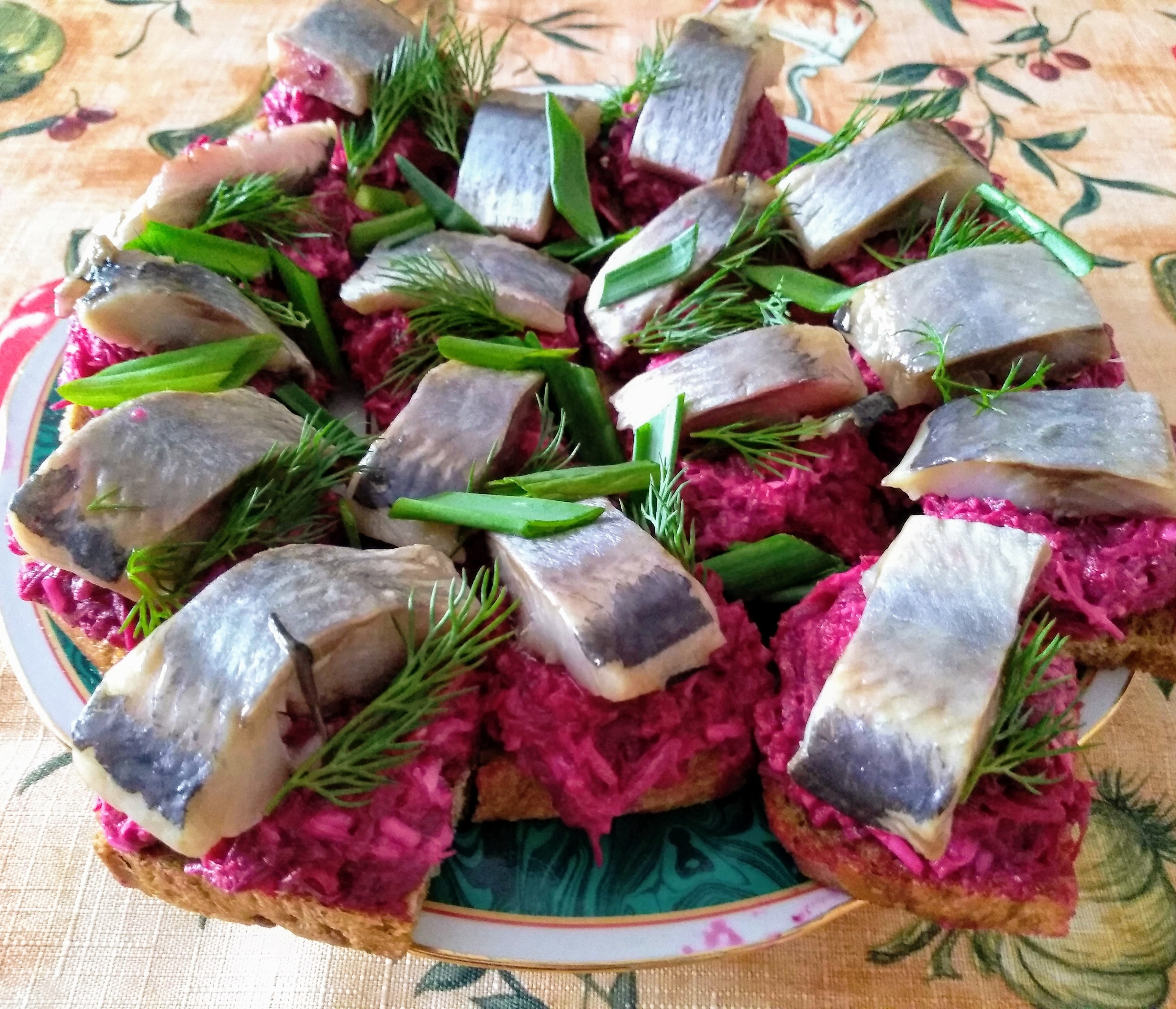 Гренки - канапе с селёдкой и свекольным салатом к праздничному столу