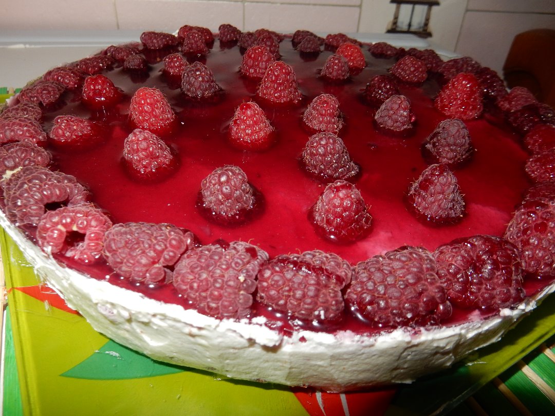 Творожно-сметанный торт с ягодами (без выпечки)