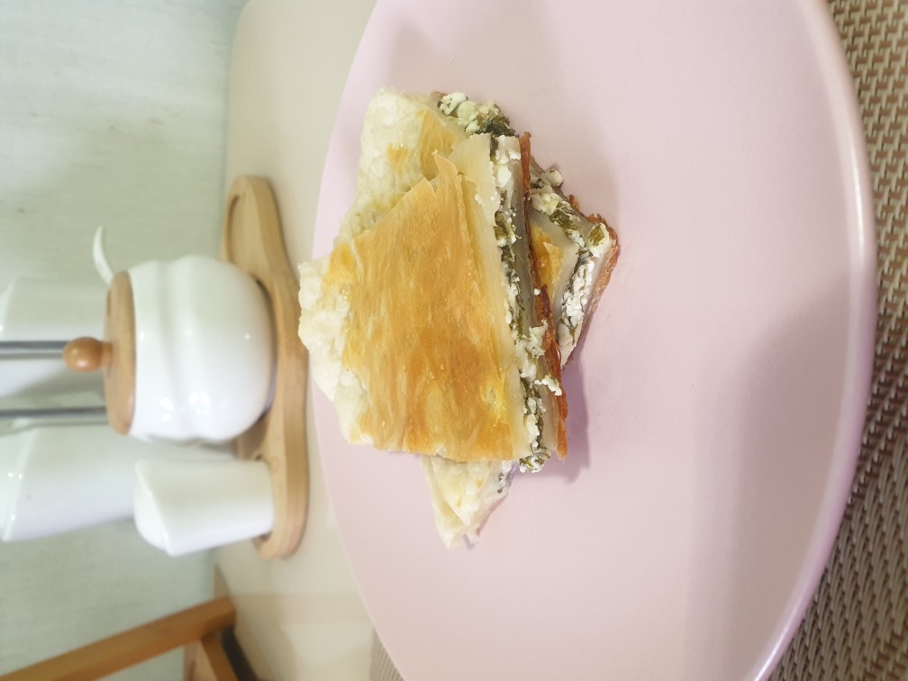 Слоёный пирог с сыром, щавелем и творогом