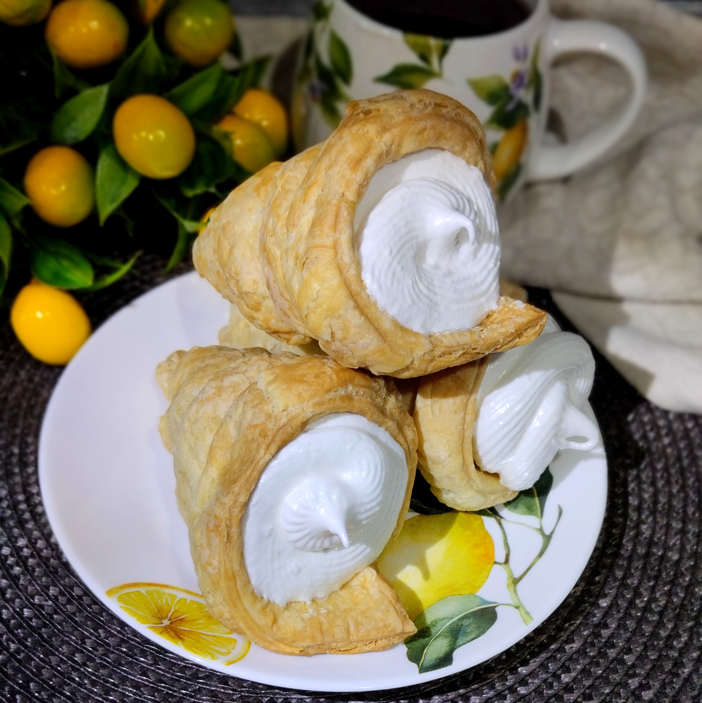 Слоеные трубочки с белковым кремом
