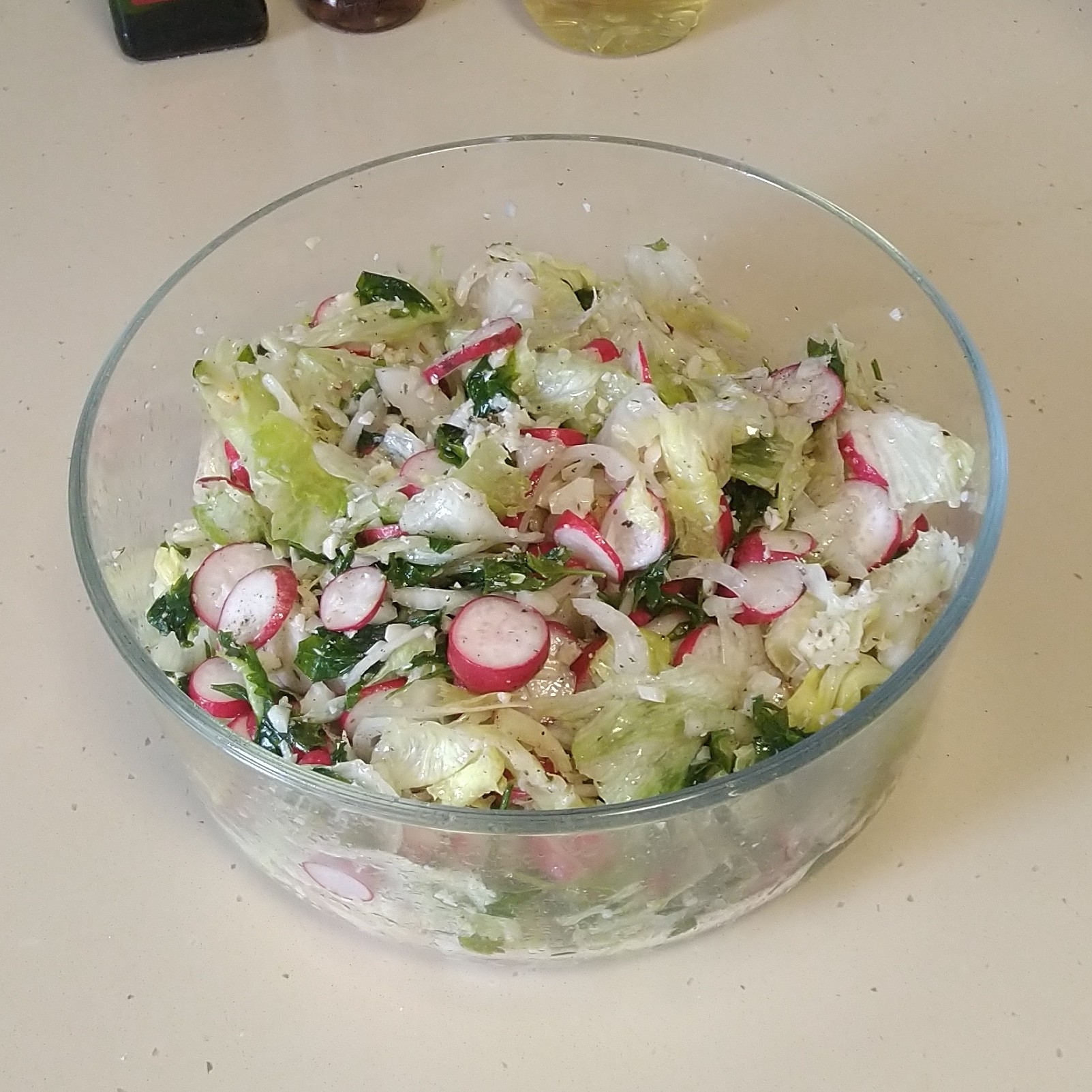 Летний салат с редиской зеленью и рассольным сыром