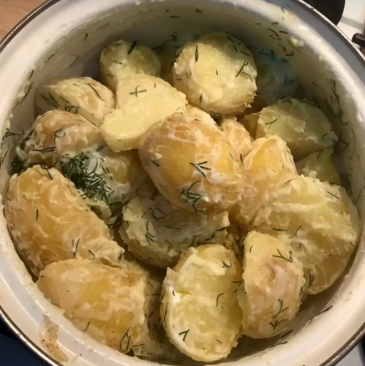 Вареный картофель со сметаной