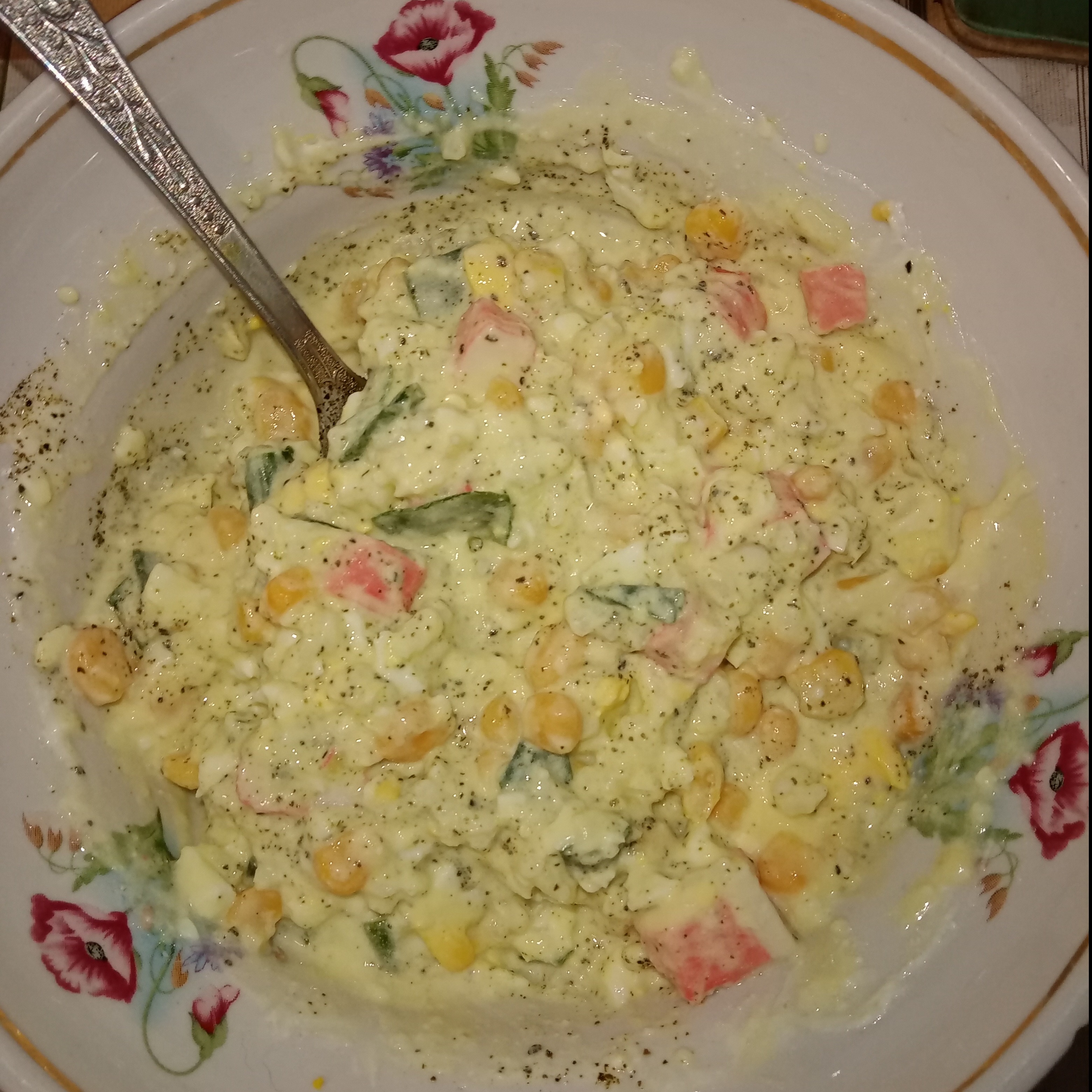 Салат с рисом, кукурузой, крабовыми палочками и яйцом