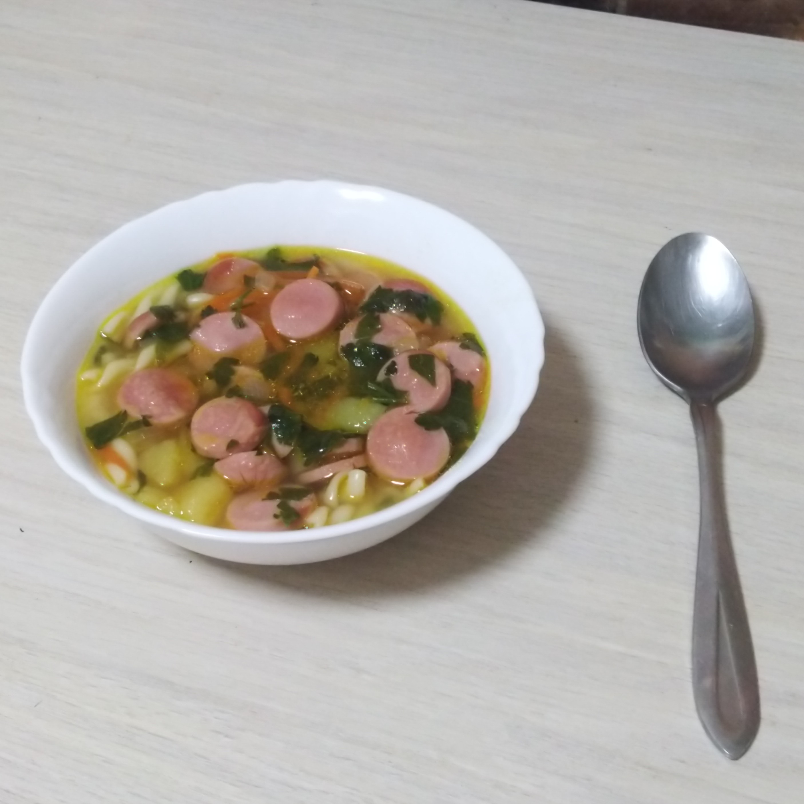 Суп с сосисками на мясном бульоне