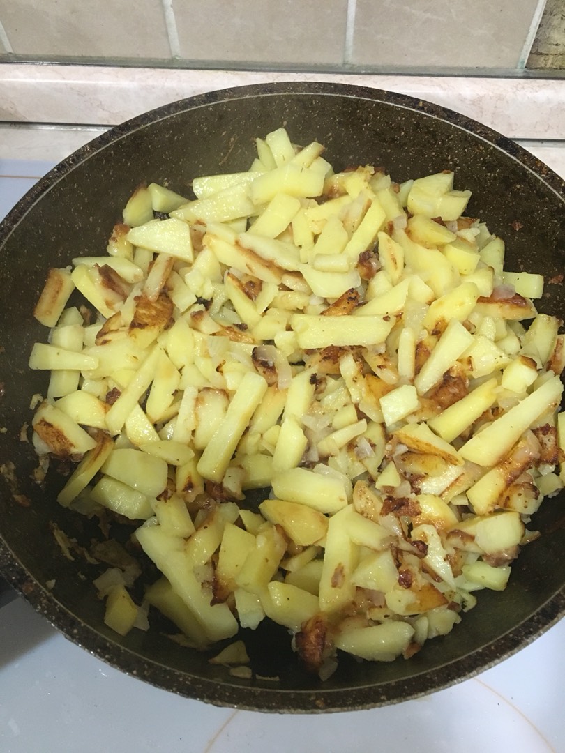 Жаренная картошка с чесноком на сале