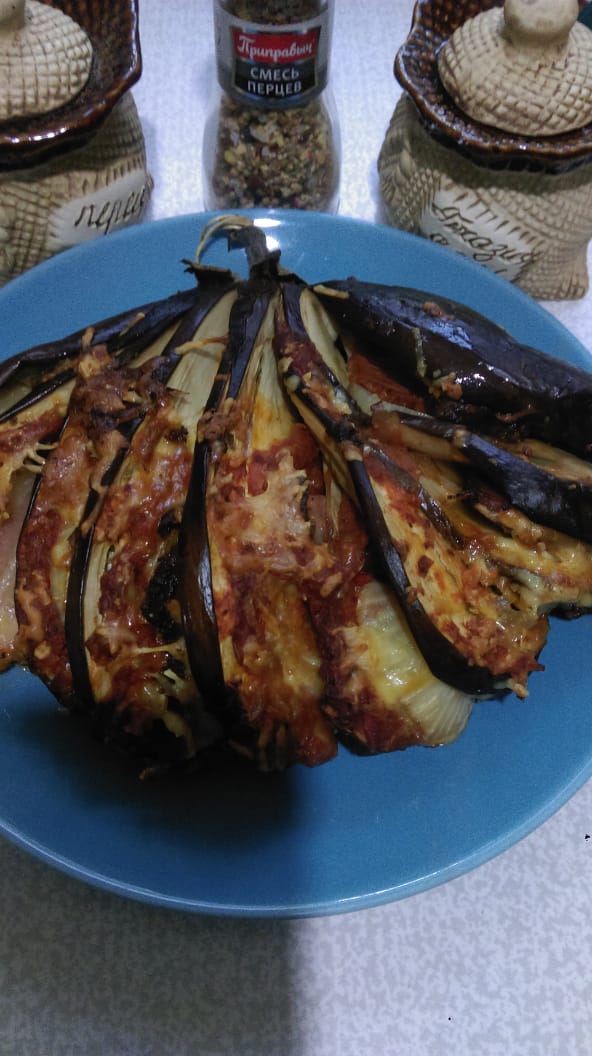 Баклажаны-веер с овощами под сметанным соусом