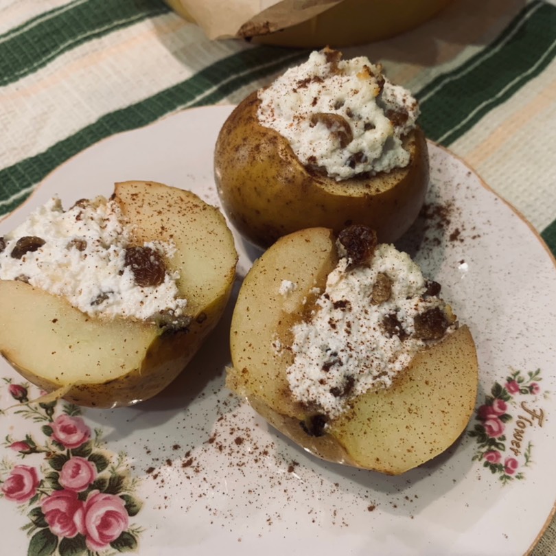 Запечённые яблоки с творогом, мёдом и орешками