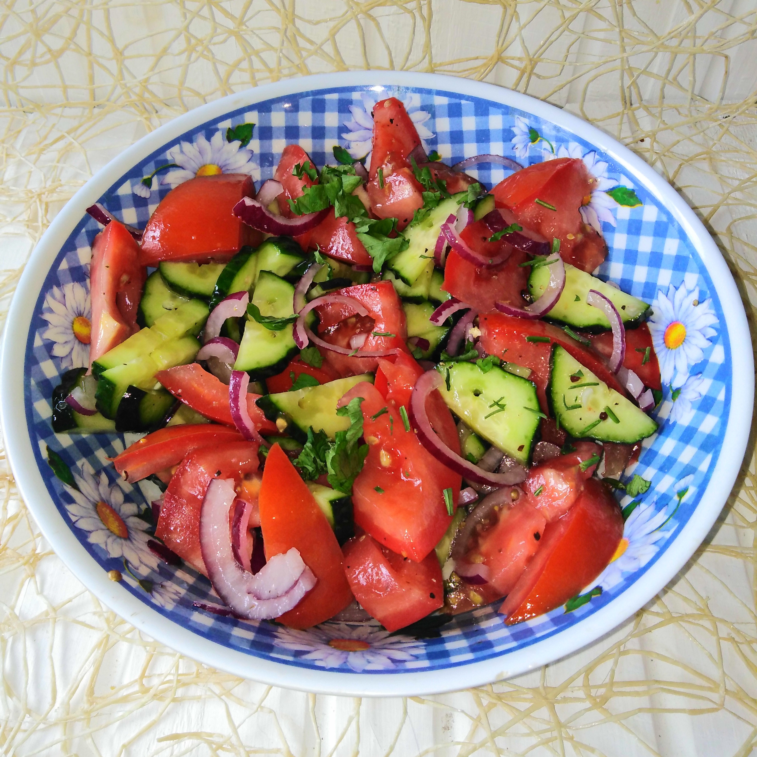 Салат из помидоров, огурцов, сладкого перца и зелени