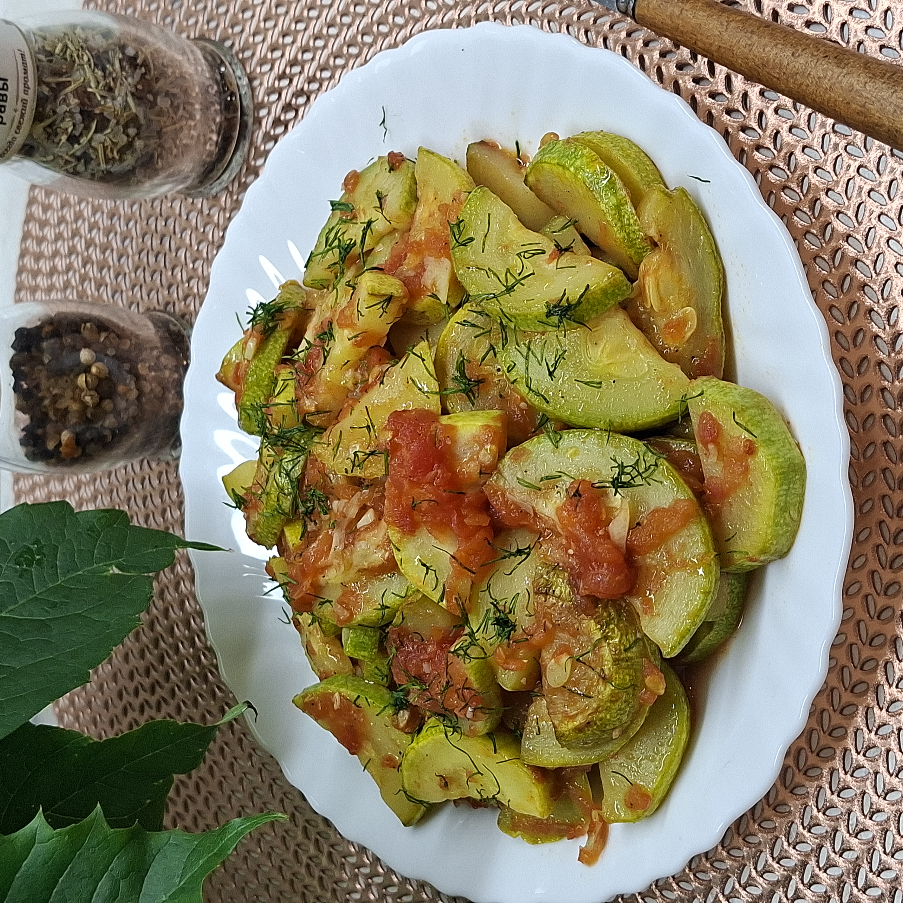 Кабачки в томатном соусе с чесноком