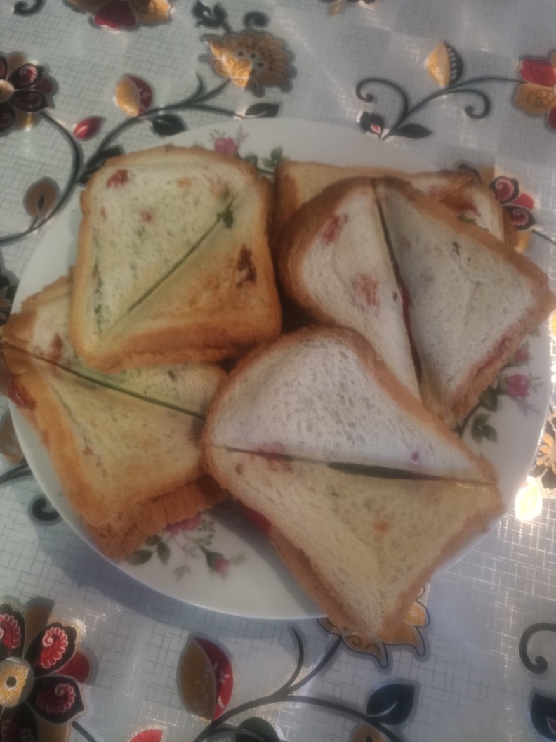 Сэндвичи с колбасой, сыром и помидором