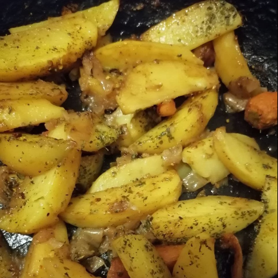 Картофель по-деревенски с ароматом чеснока