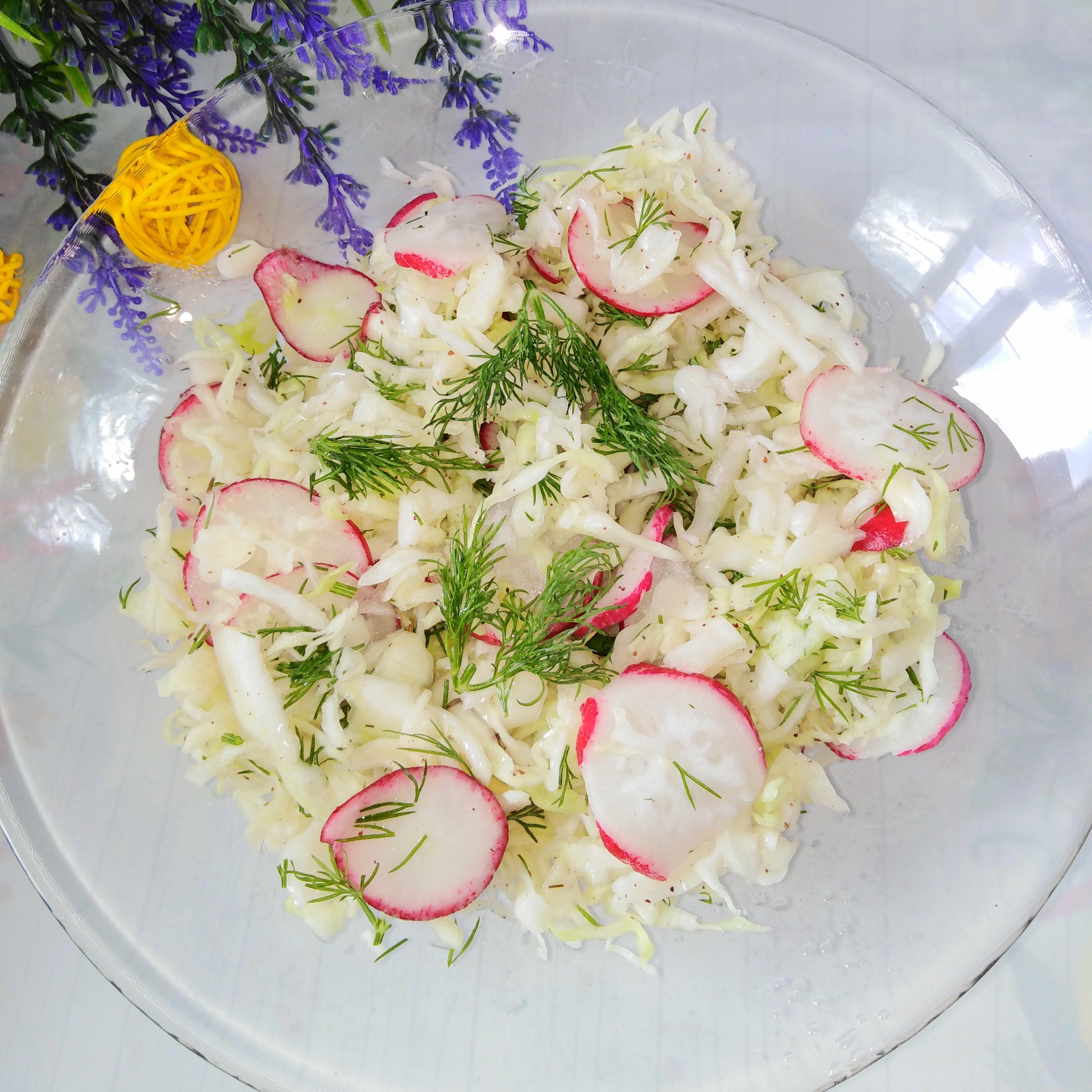 Салат из свежей капусты и редиски