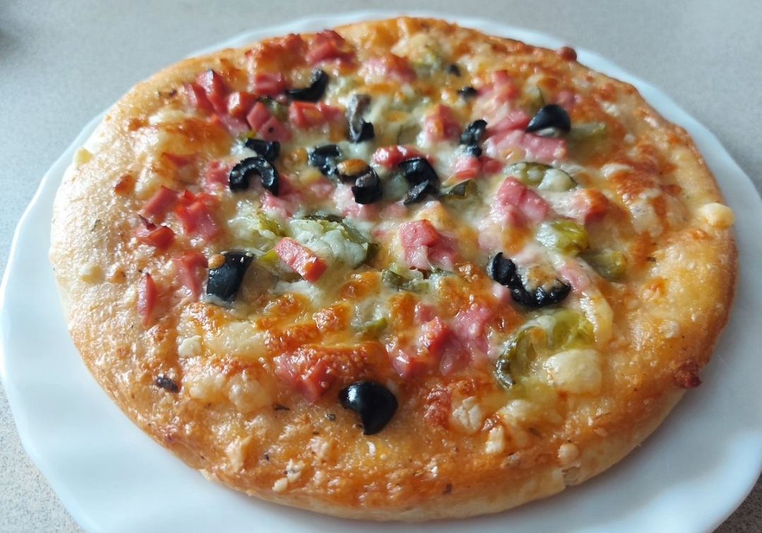 Пицца с маринованными огурчиками и маслинами 