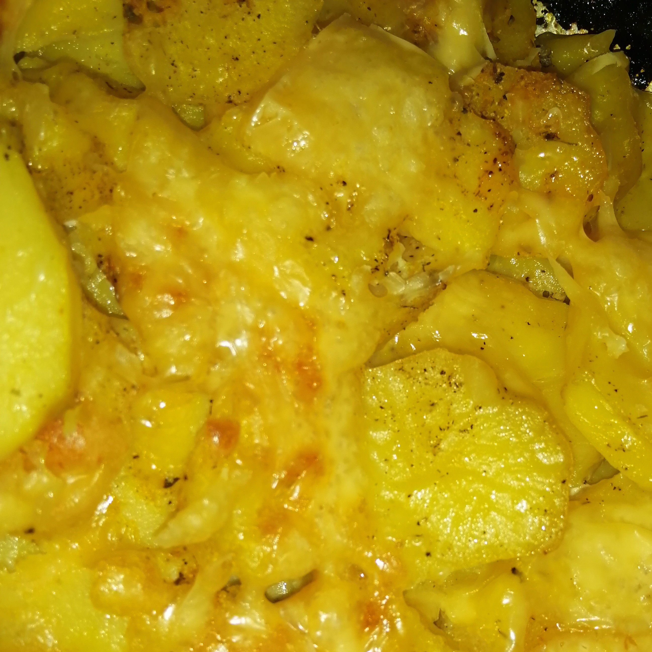 Отварной картофель под сметанно-чесночным соусом