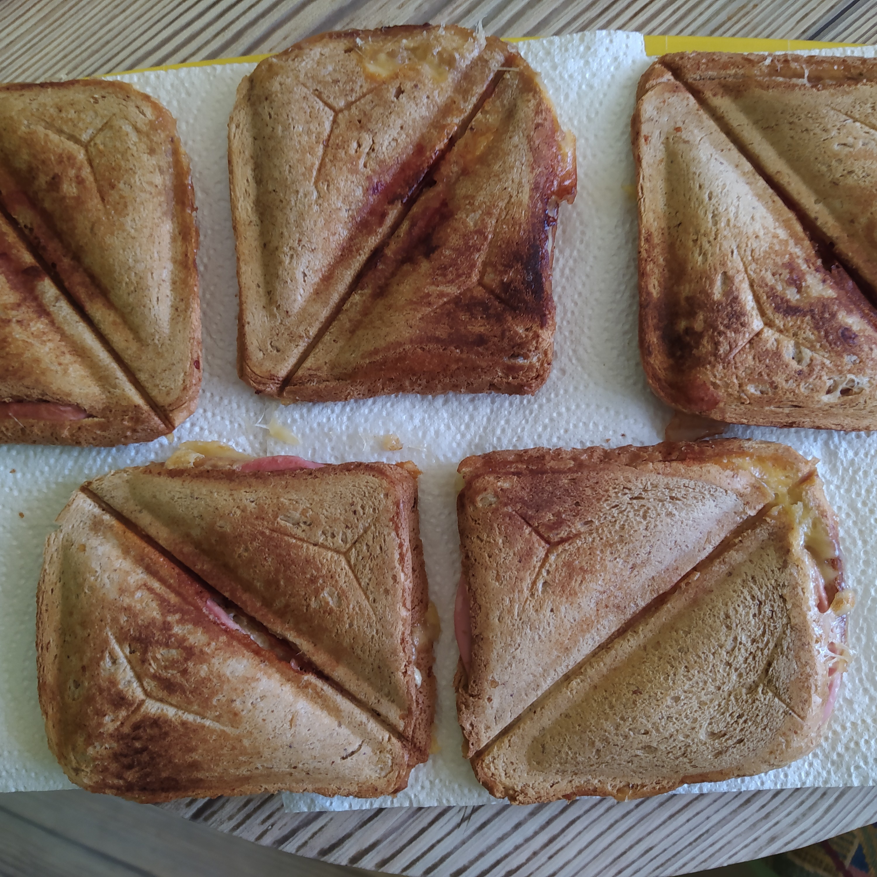 Горячие сэндвичи приготовленные в мультипекаре