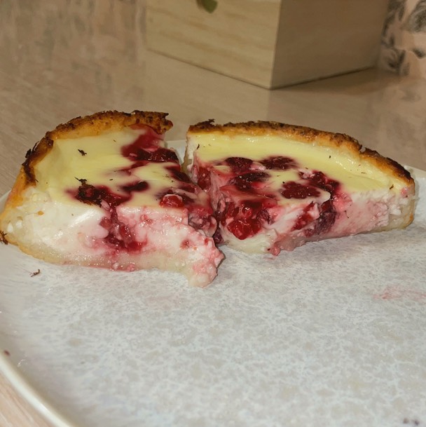 Творожный пирог с ягодами и сметанной заливкой