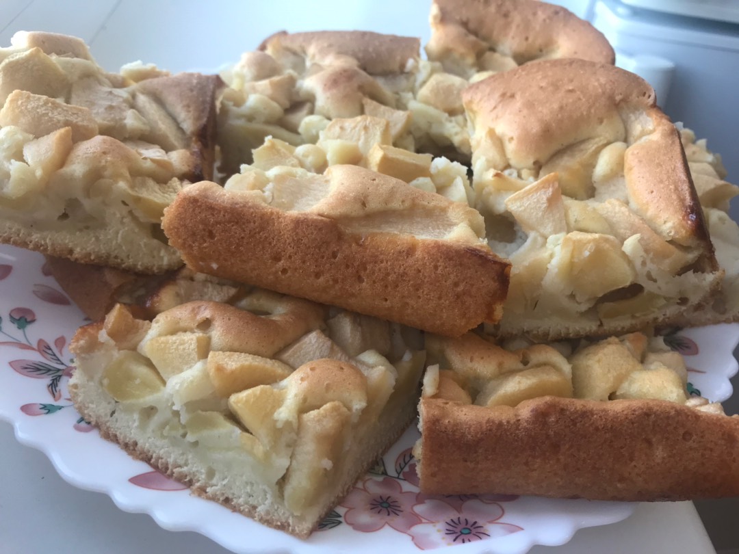 Шарлотка с яблоками