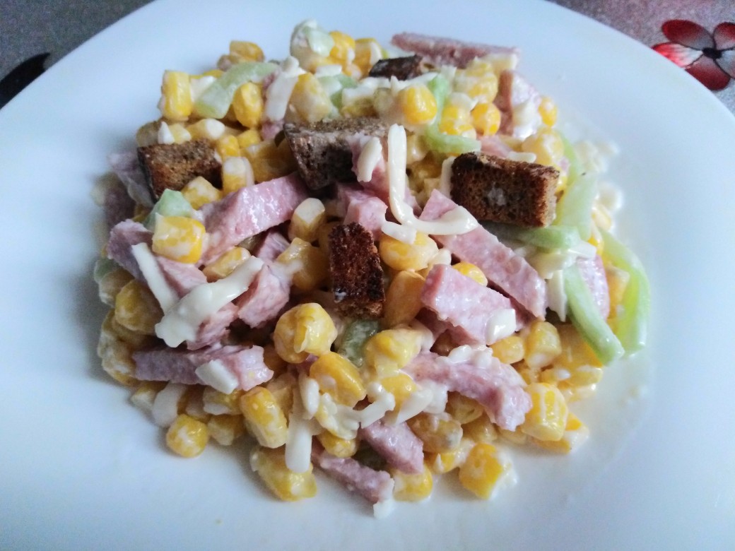Салат с кукурузой, сухариками и колбасой