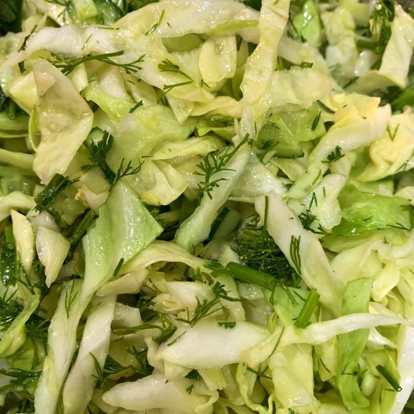 Зеленый салат из молодой капусты