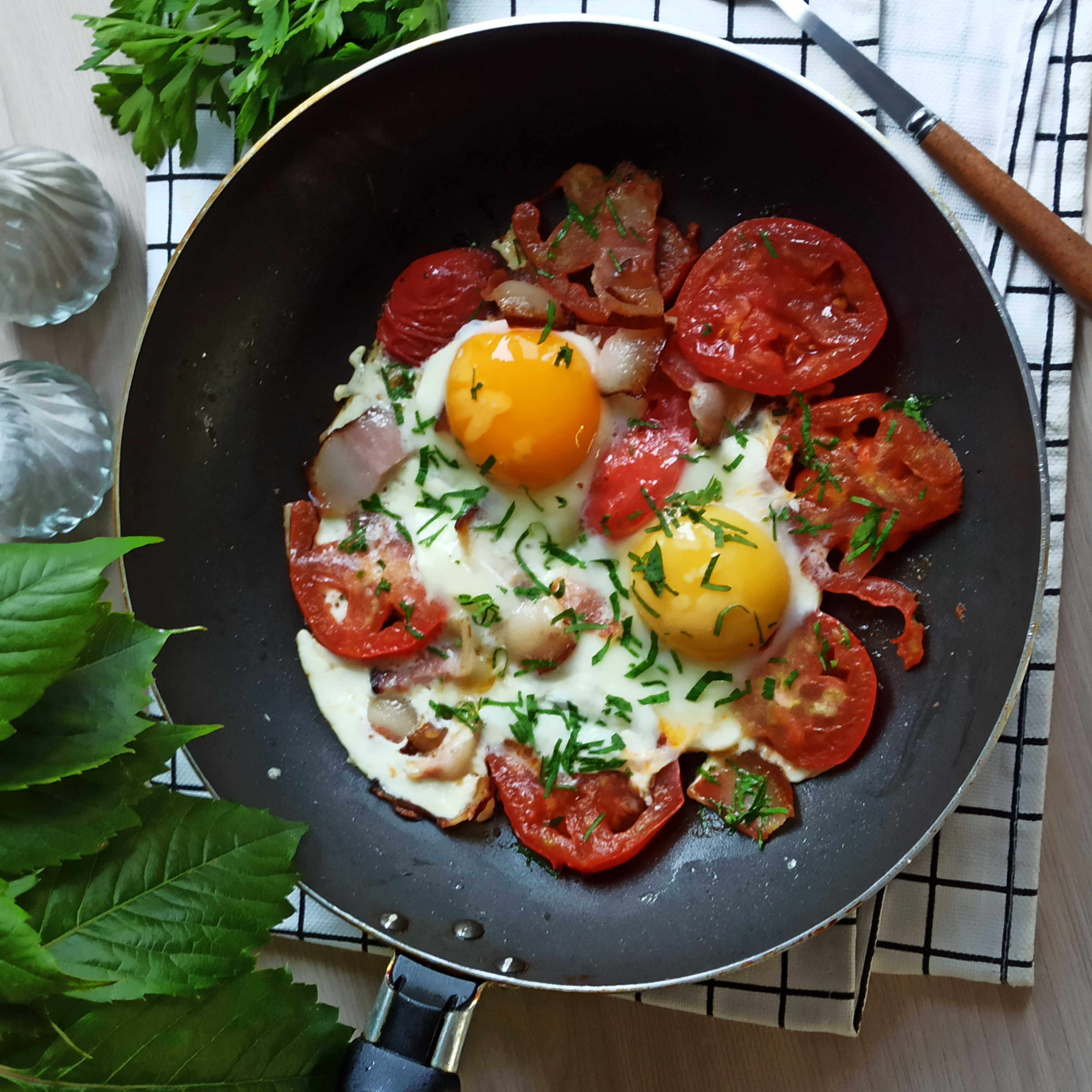 Яичница с беконом и помидорами 