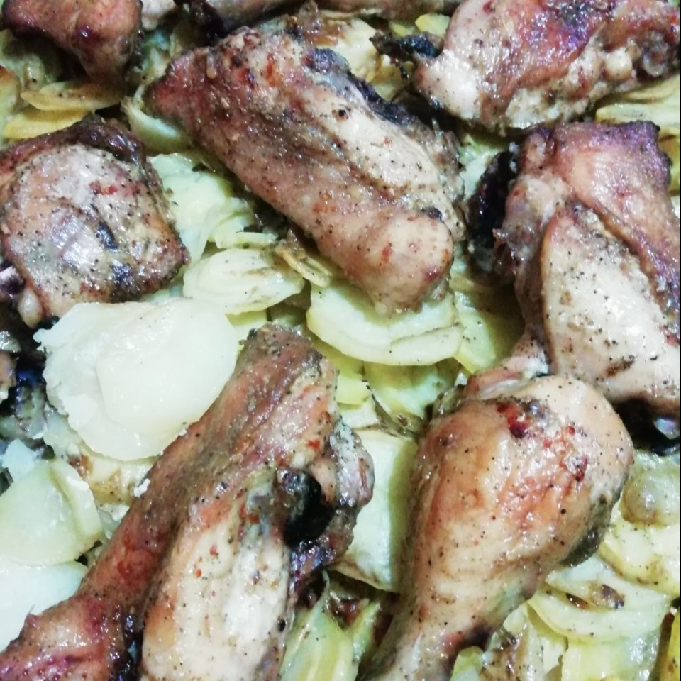 Куриные голени с картофелем в духовке