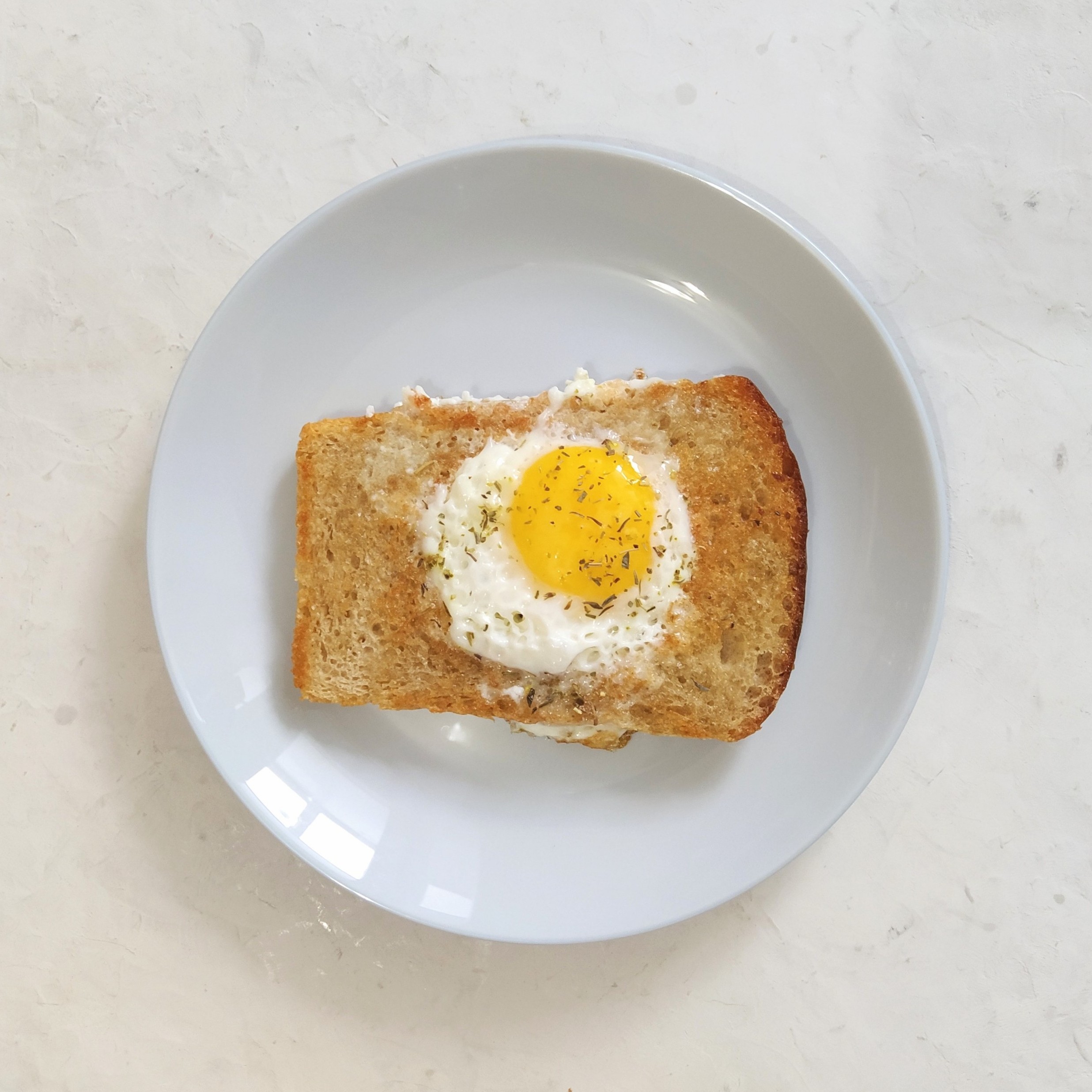 Вкусный завтрак: яйца в хлебе😋