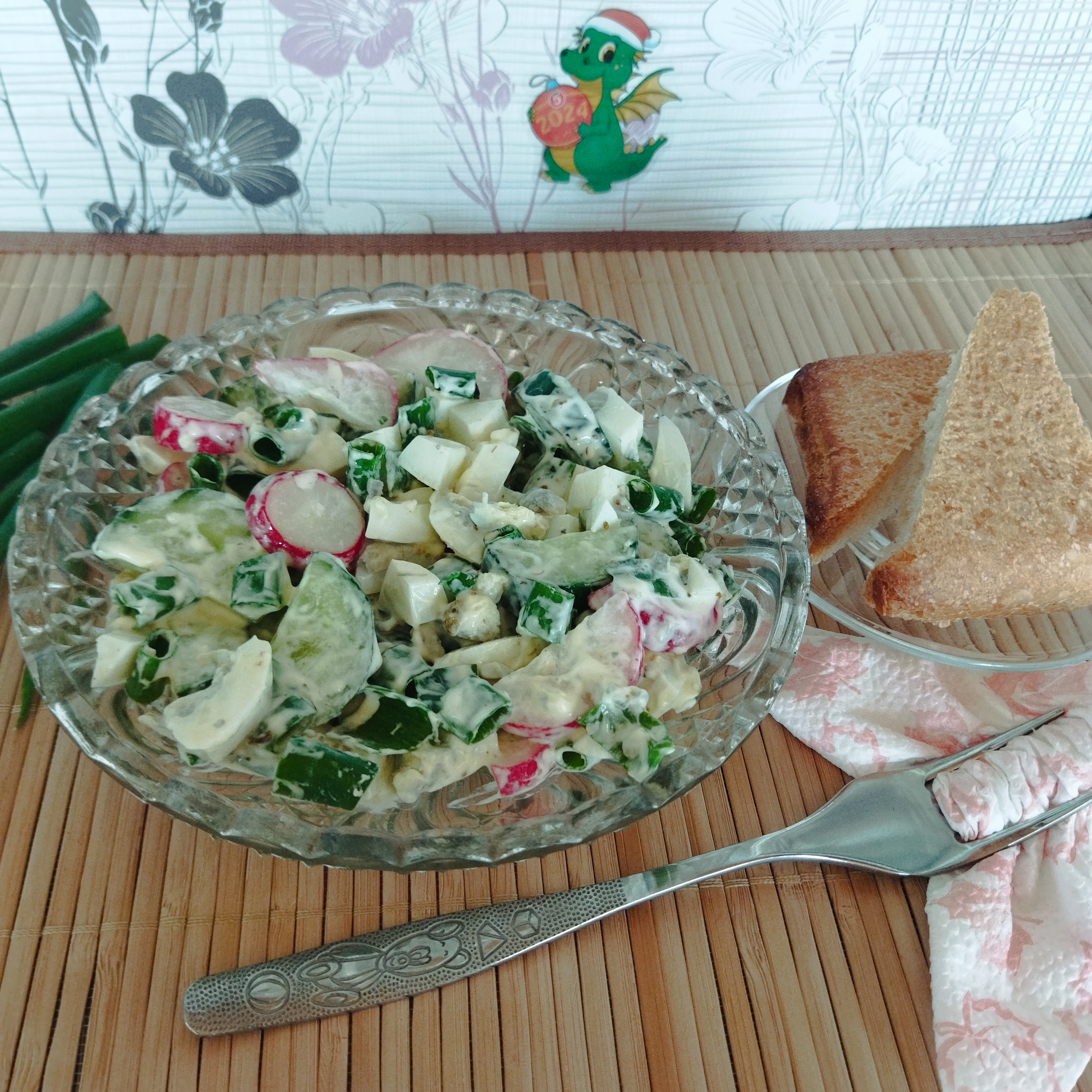 Весенний салат из редиса и огурцов с яйцами