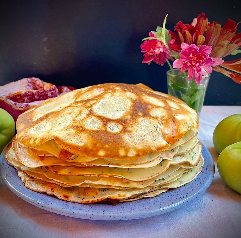 Блины с колбасой и луком