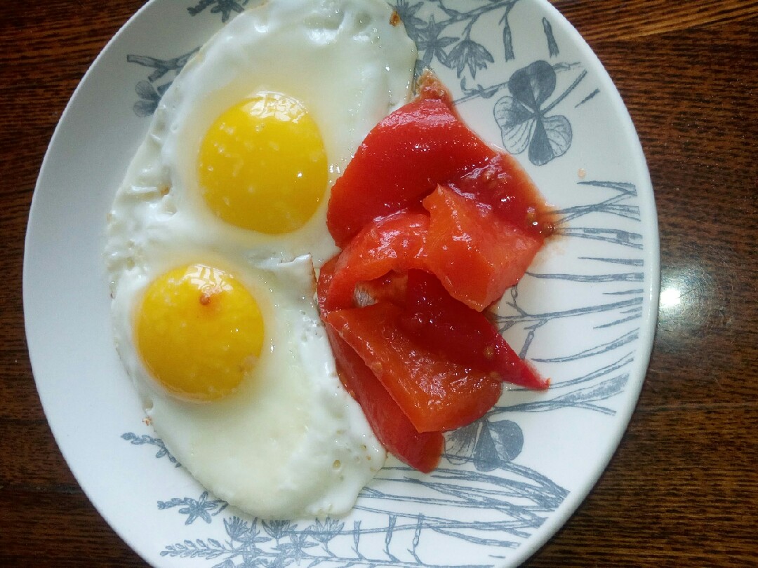 Яйца жареные с котлетой + салат