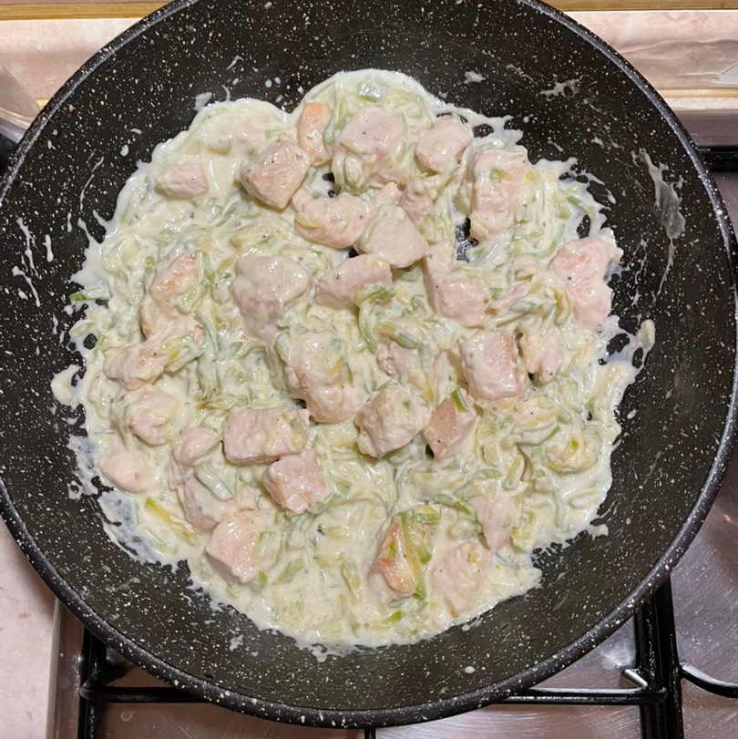 Кабачок с куриной грудкой в сырном соусе