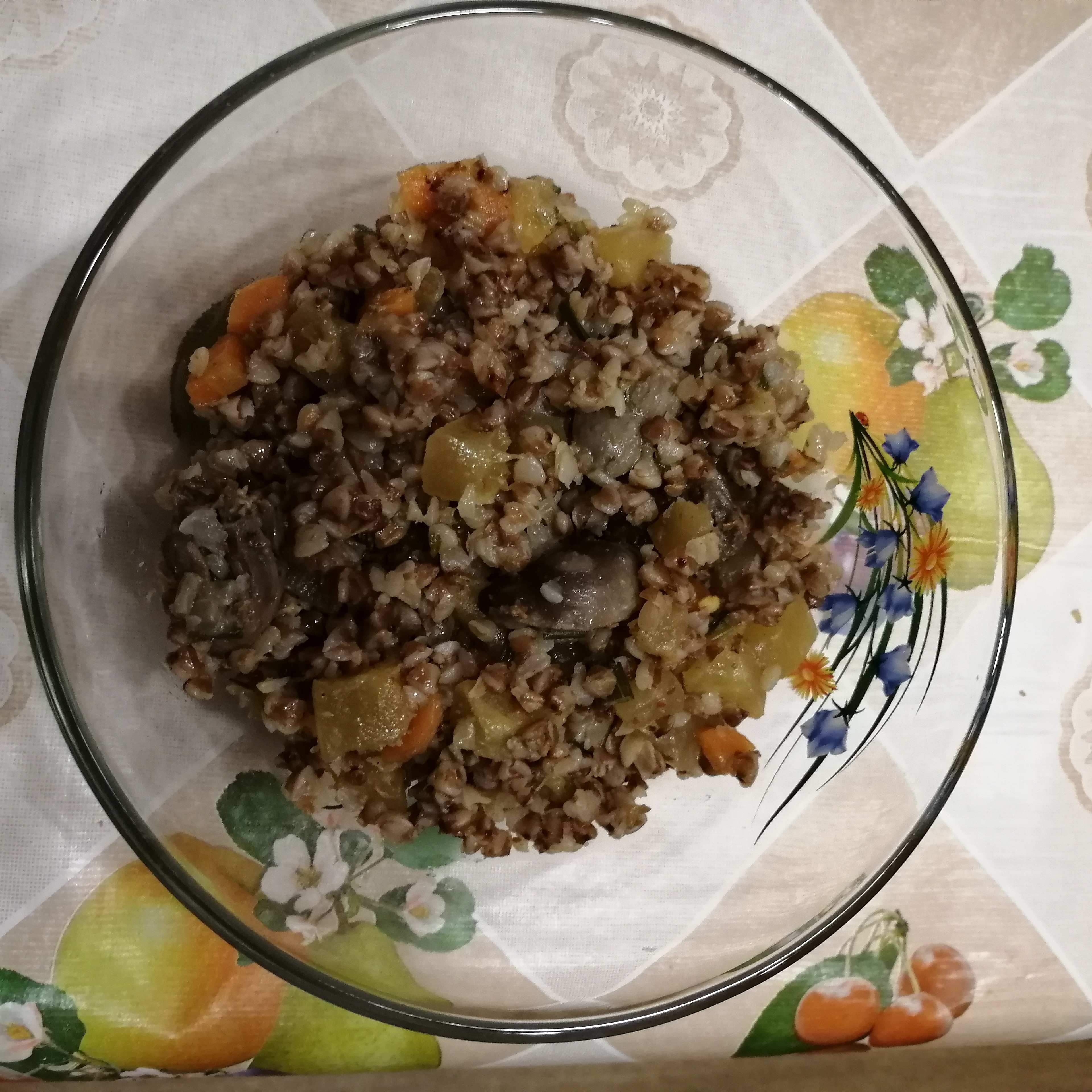 Куриные сердечки с гречкой и овощами