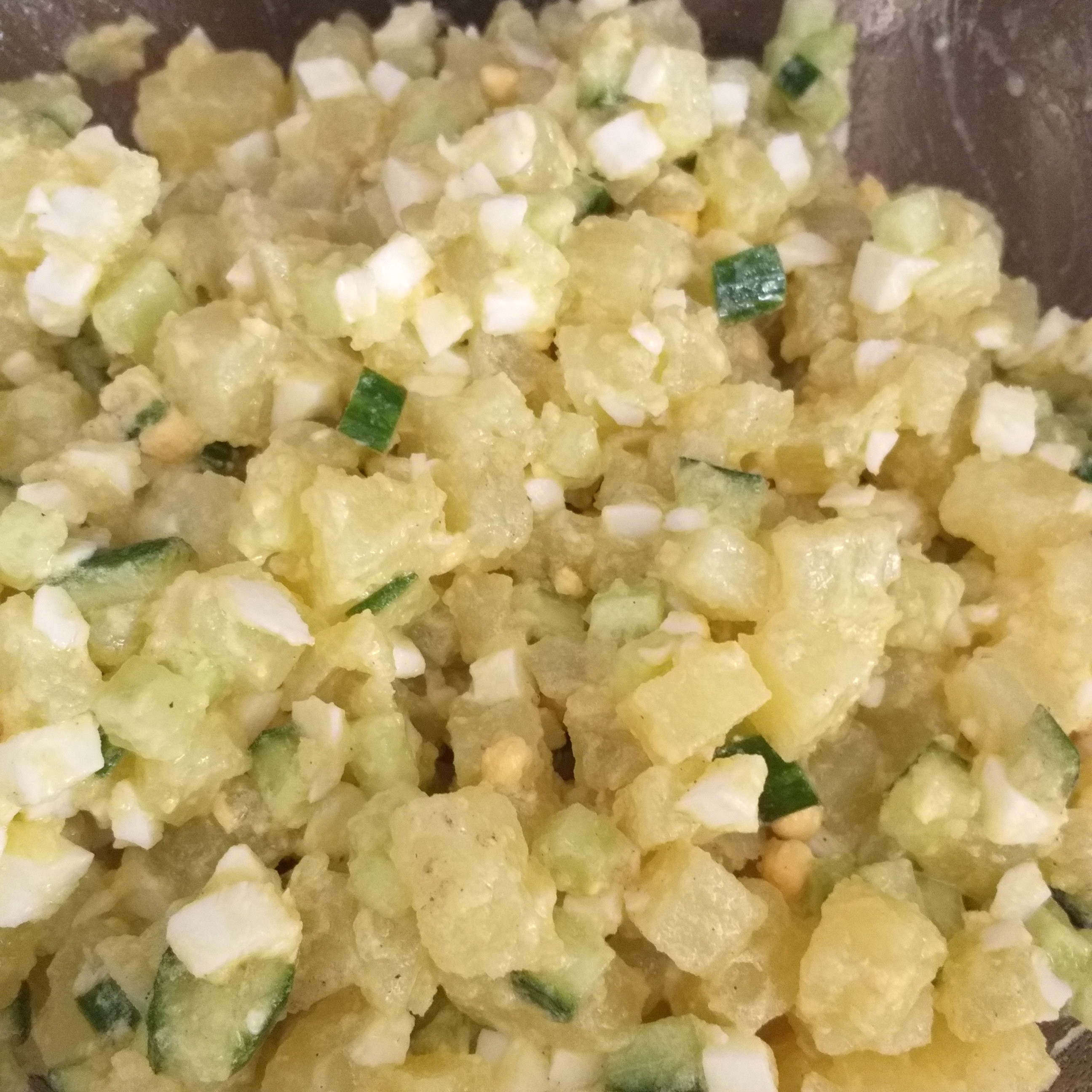 Салат из варёного картофеля, яиц и редиса