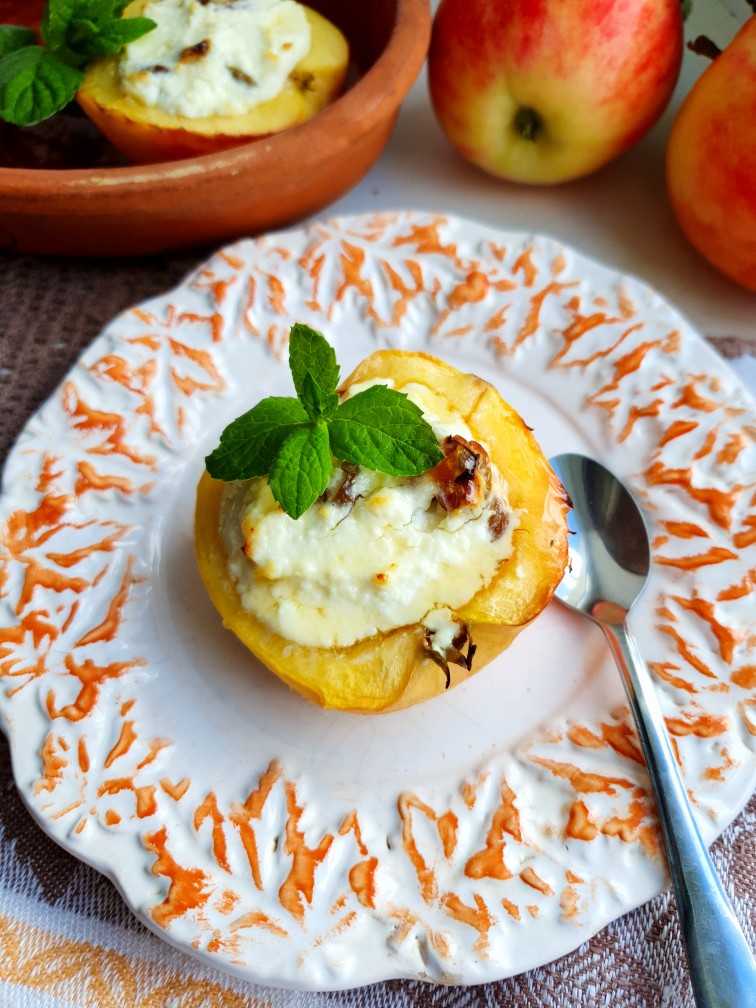 Яблоки запеченные с творогом, медом и орехами