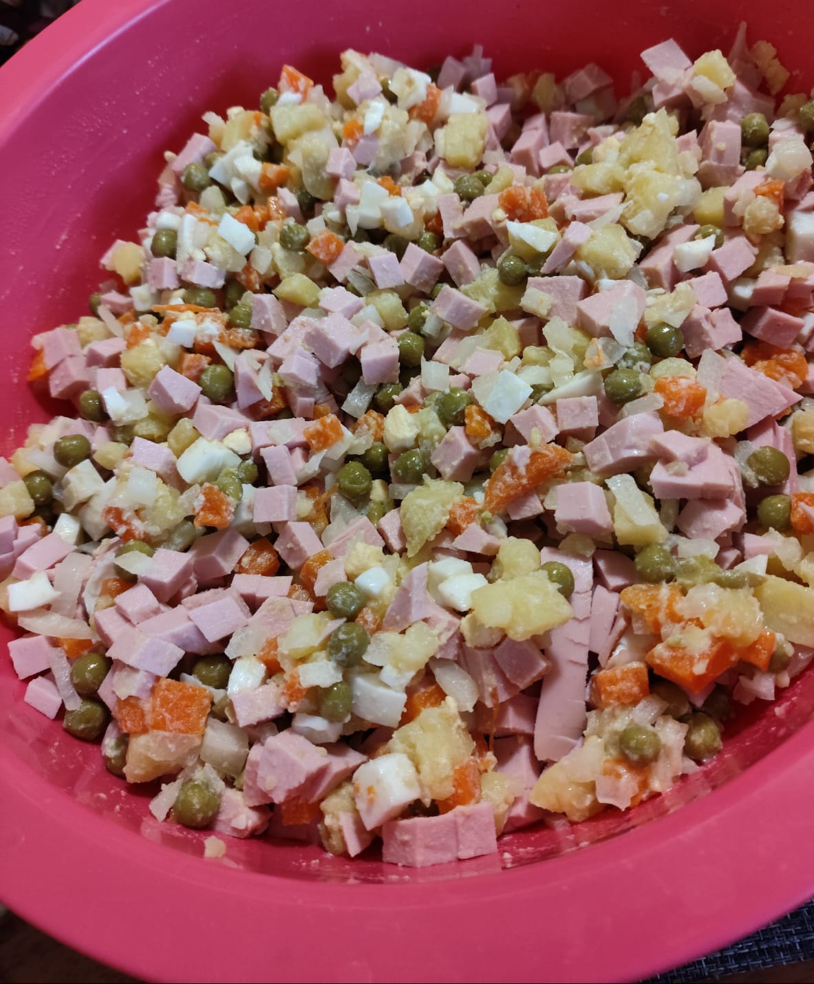 Оливье с варёной колбасой