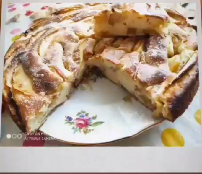 Шарлотка со сметаной, с сахаром Брауни