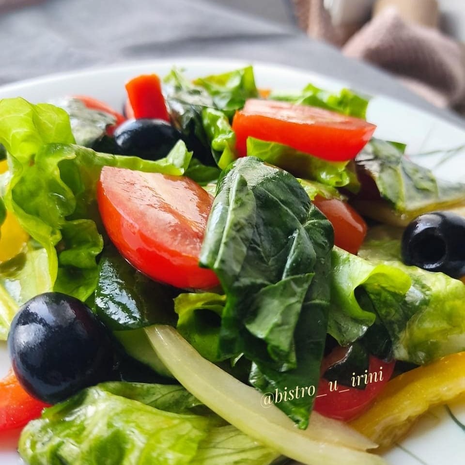 Салат из шпината с помидорами, огурцами и кунжутом